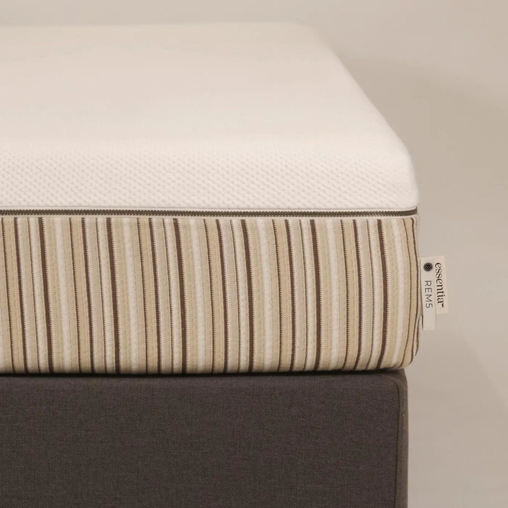 Close up image showing the corner of the Classic REM5 organic mattress sitting on the Vertebase foundation